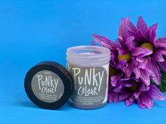 Punky Colour Toner with Flowers – Open jar of platinum blonde toner next to purple flowers. Perfect for vibrant, brass-free hair.