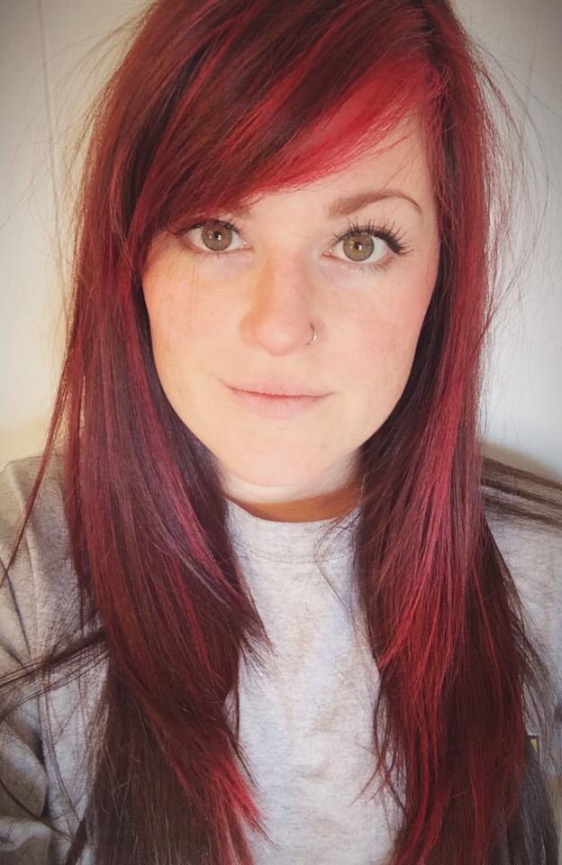 Woman with long red hair using Punky Colour Poppy Red – Soft, natural waves with a fiery red tint, giving a bold, radiant glow.