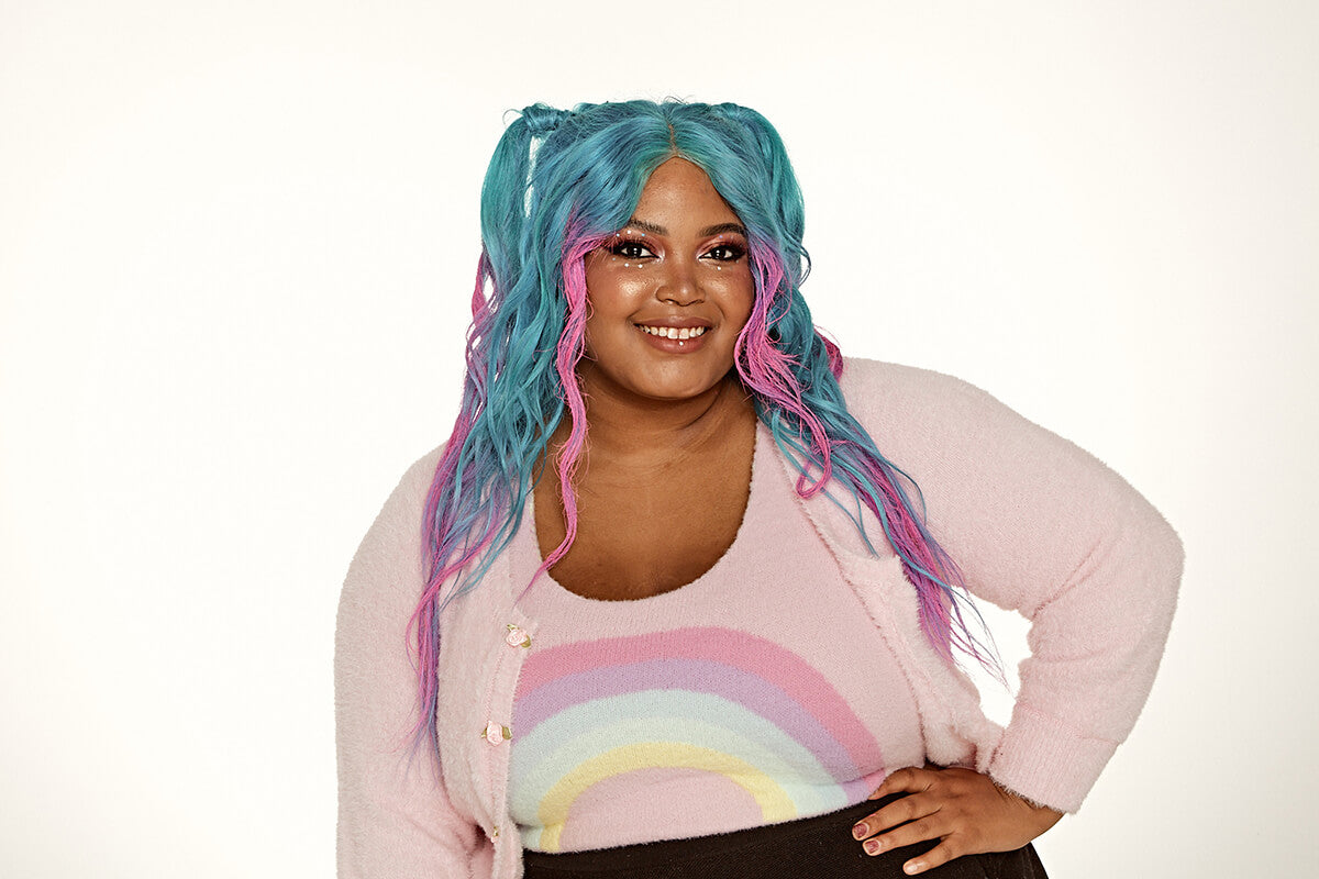 Punky Colour Lynx Pink hair spray final look – A model with blue pigtails and pink highlights showing the completed Lynx Pink hair transformation.